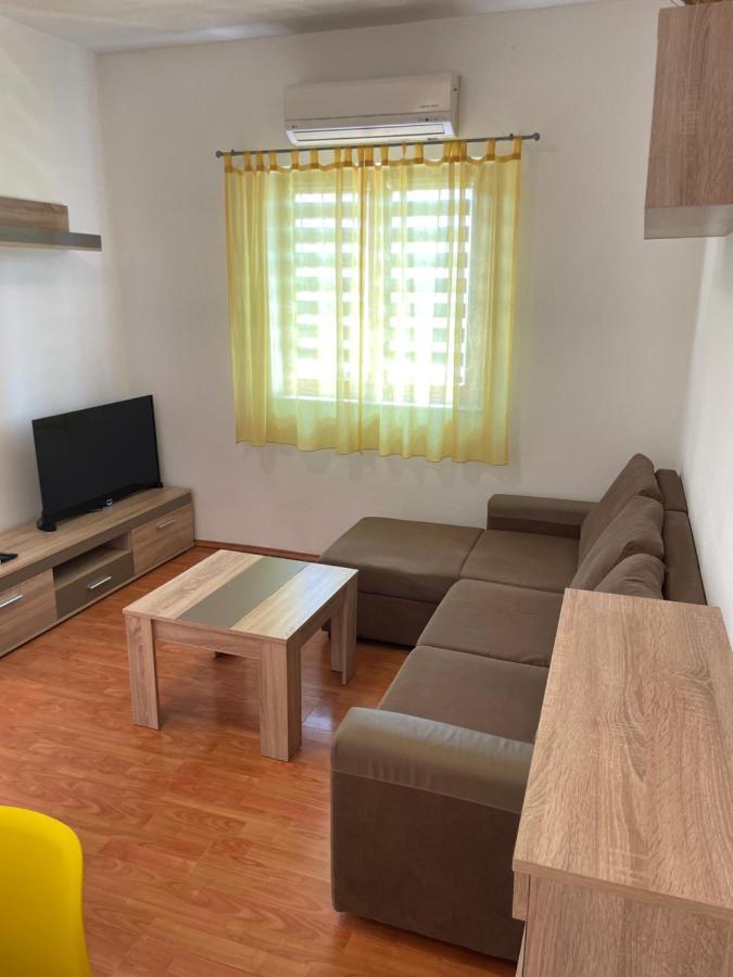 Apartments Belic With Pool Jelsa  Buitenkant foto