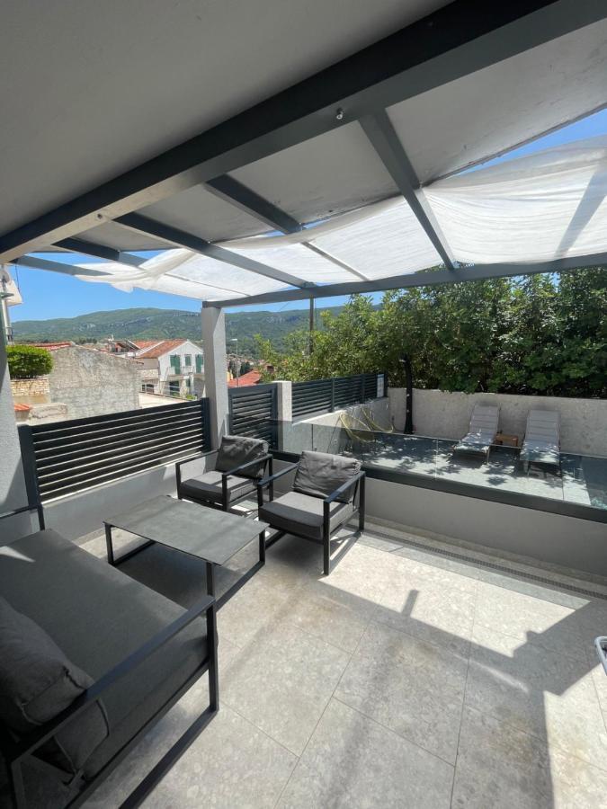 Apartments Belic With Pool Jelsa  Buitenkant foto