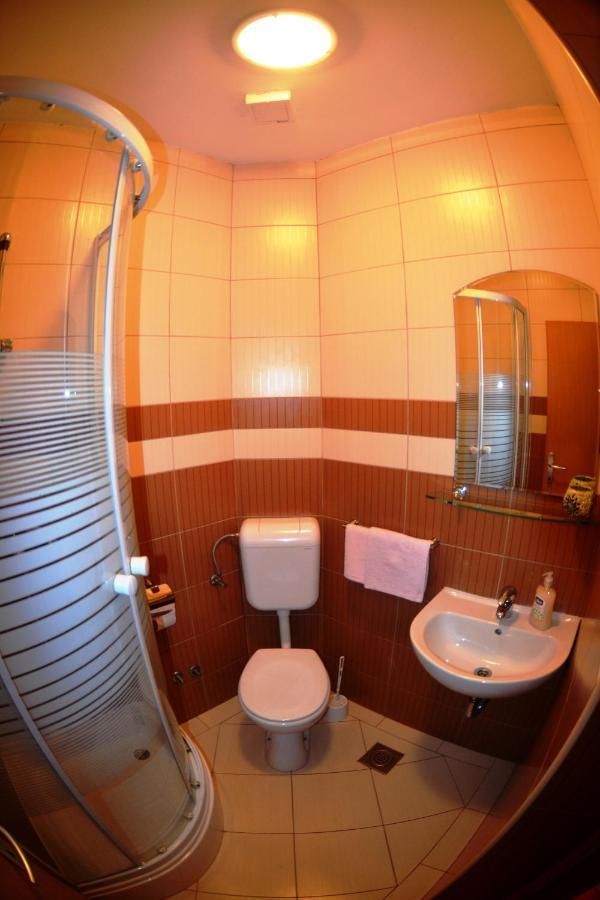 Apartments Belic With Pool Jelsa  Buitenkant foto