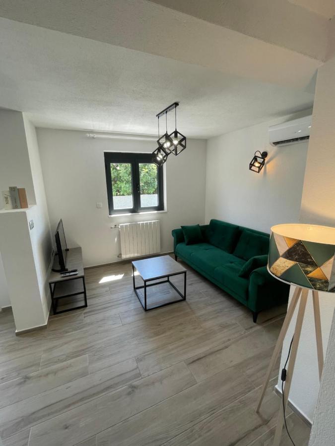 Apartments Belic With Pool Jelsa  Buitenkant foto