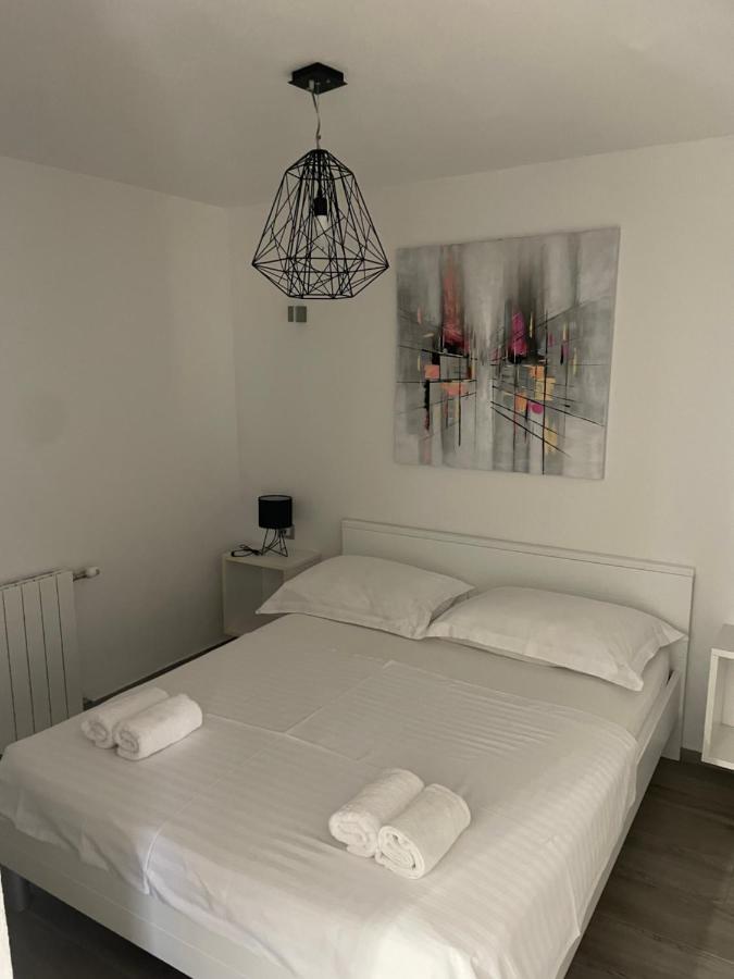 Apartments Belic With Pool Jelsa  Buitenkant foto
