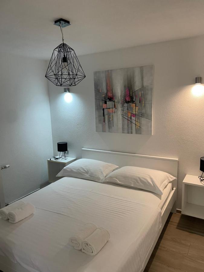 Apartments Belic With Pool Jelsa  Buitenkant foto