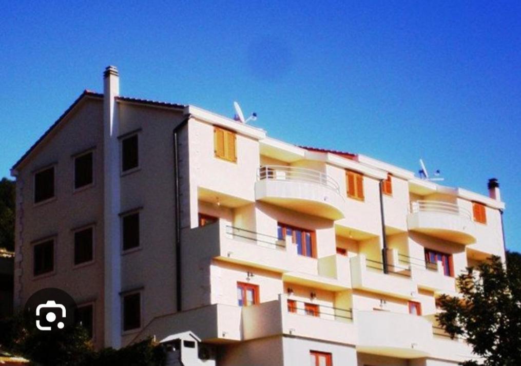 Apartments Belic With Pool Jelsa  Buitenkant foto