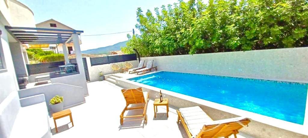 Apartments Belic With Pool Jelsa  Buitenkant foto