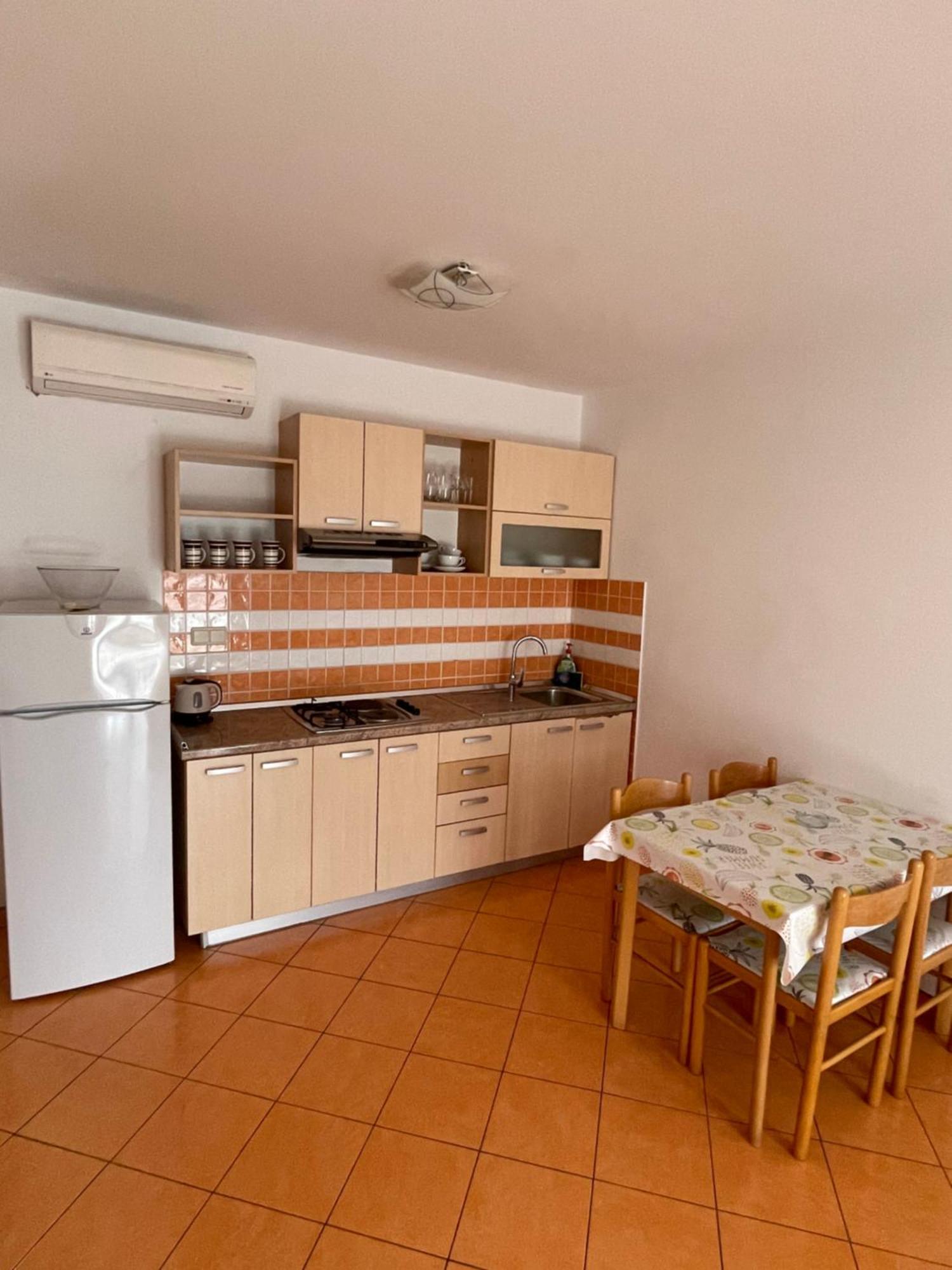 Apartments Belic With Pool Jelsa  Buitenkant foto