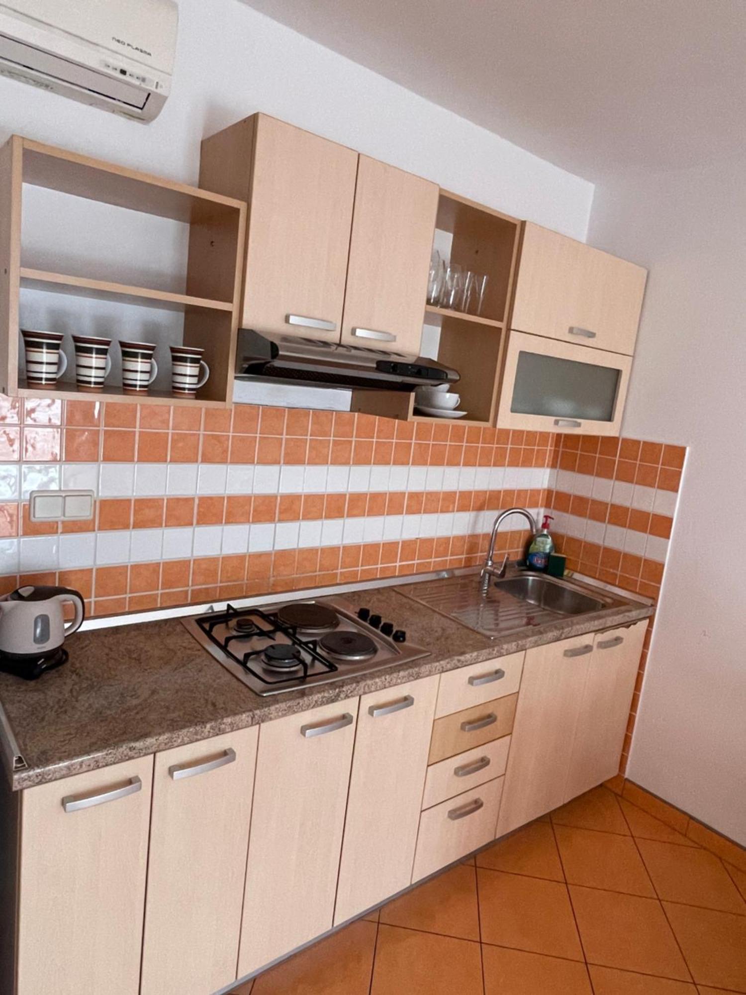 Apartments Belic With Pool Jelsa  Buitenkant foto