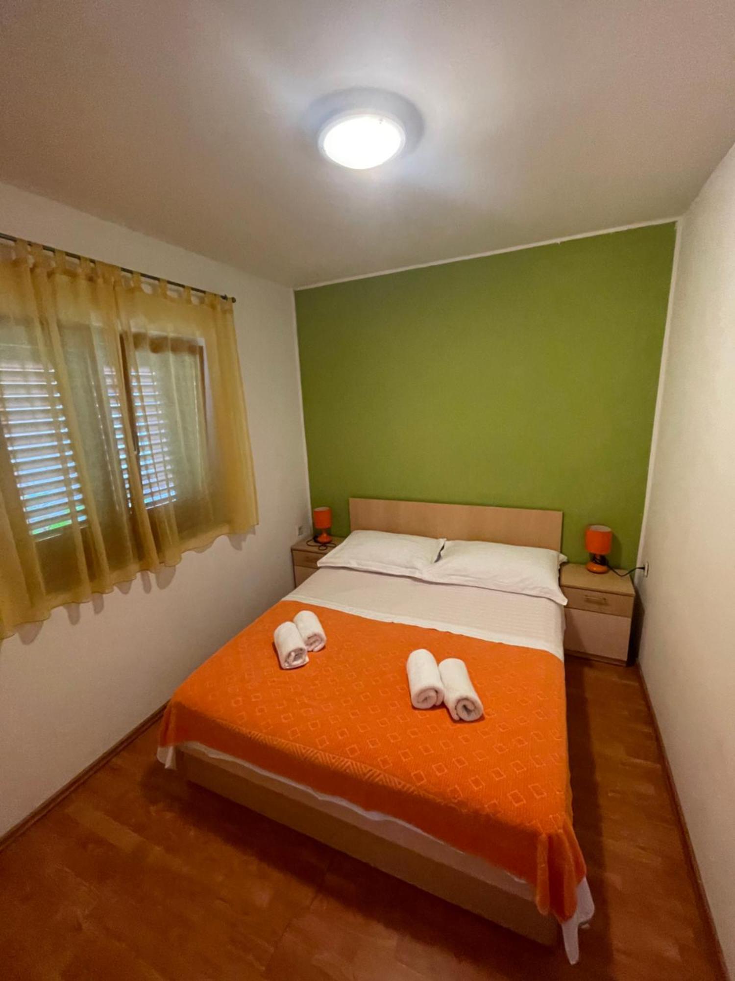 Apartments Belic With Pool Jelsa  Buitenkant foto