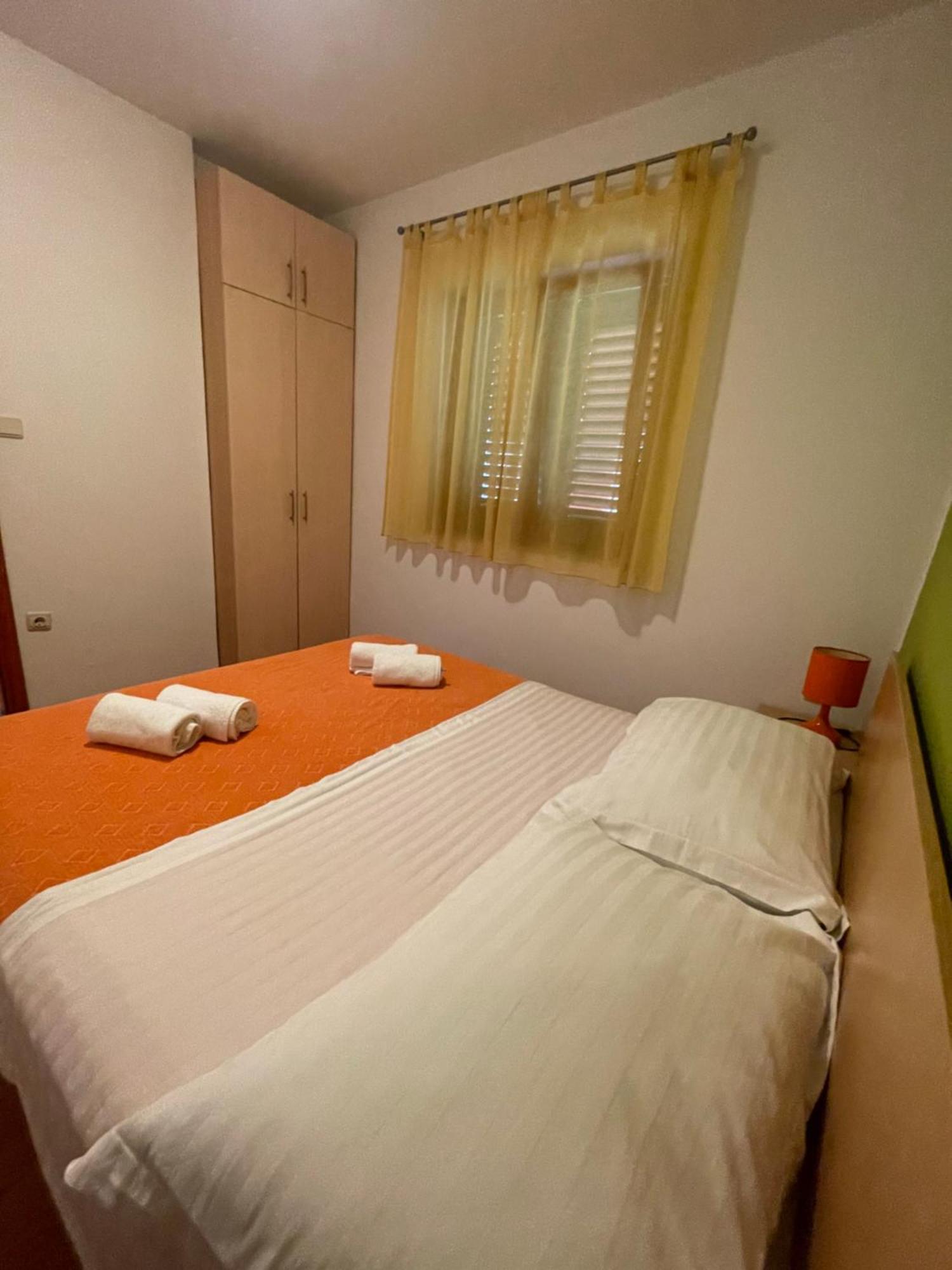 Apartments Belic With Pool Jelsa  Buitenkant foto