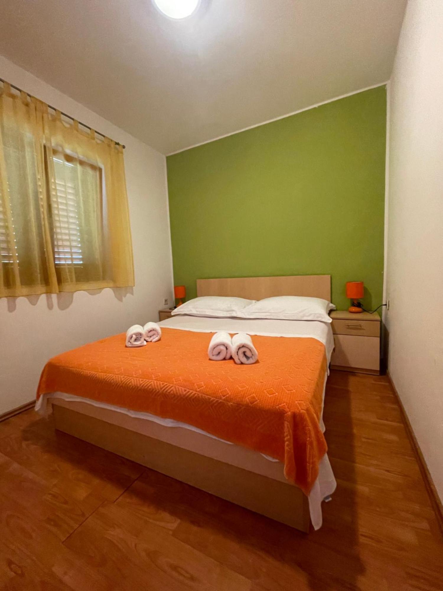 Apartments Belic With Pool Jelsa  Buitenkant foto
