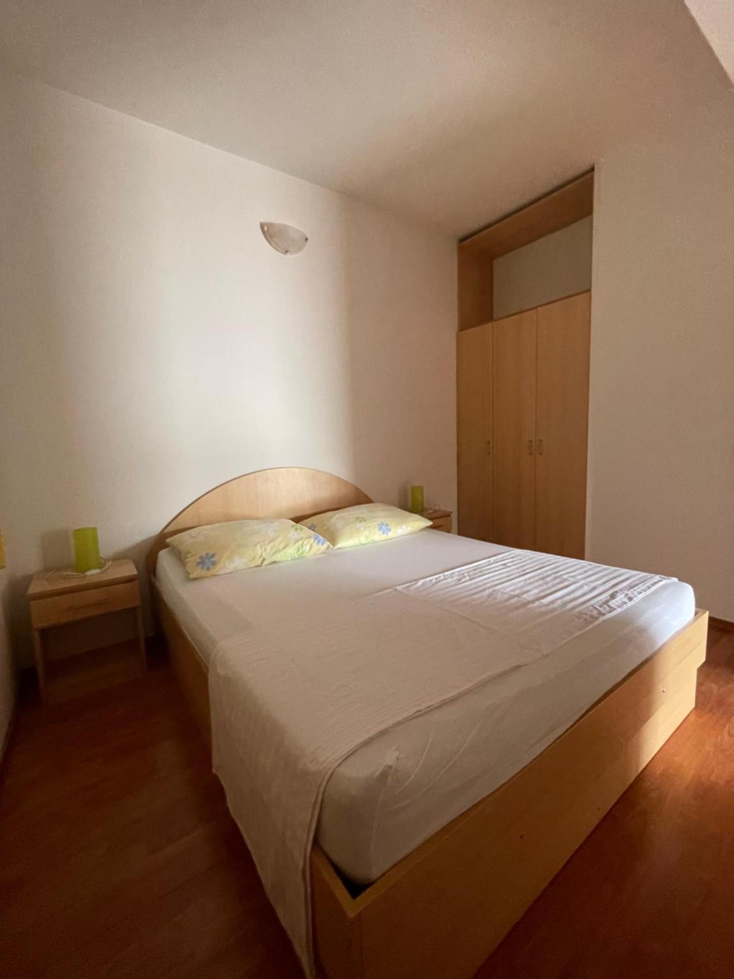 Apartments Belic With Pool Jelsa  Buitenkant foto