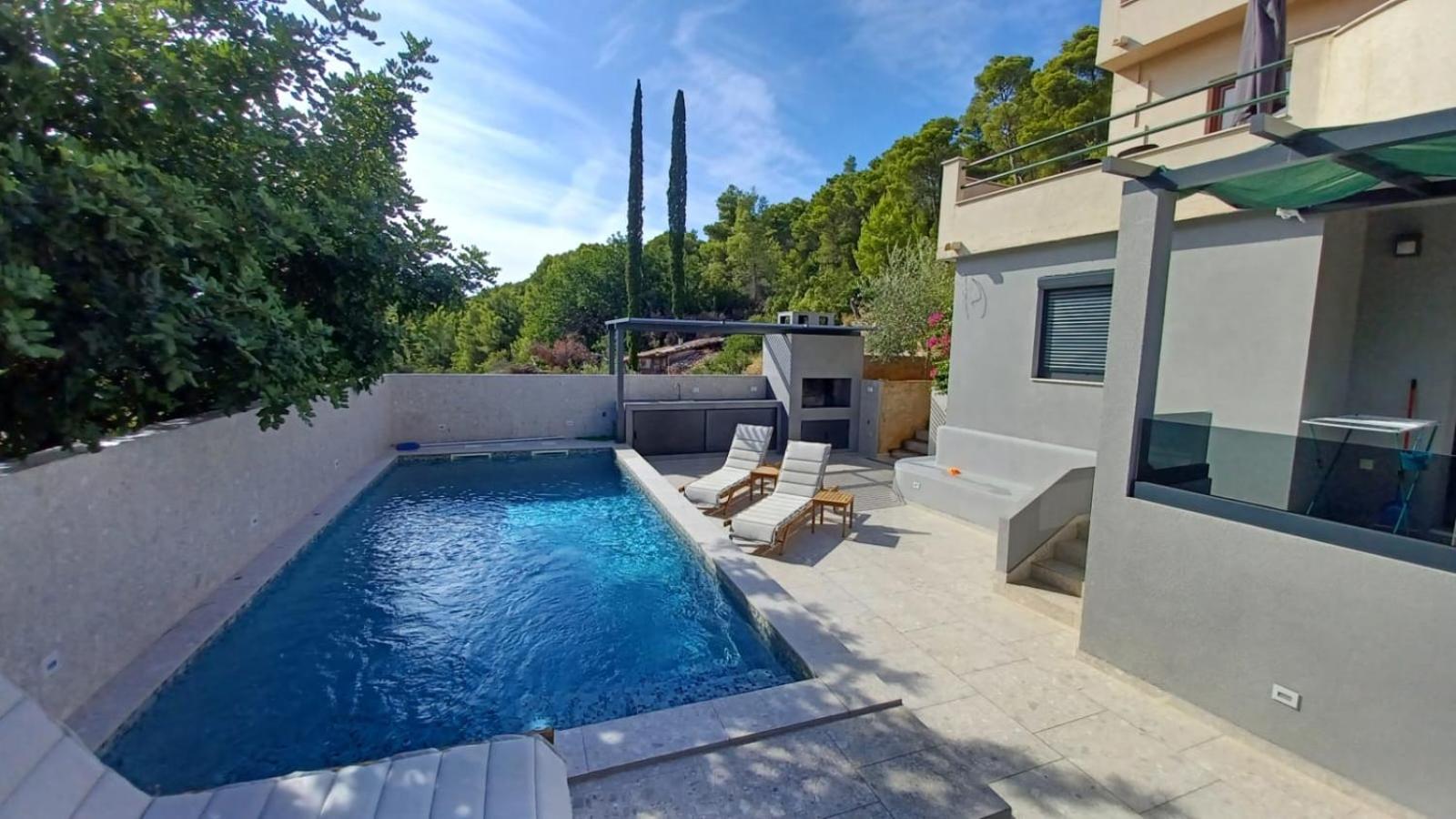 Apartments Belic With Pool Jelsa  Buitenkant foto